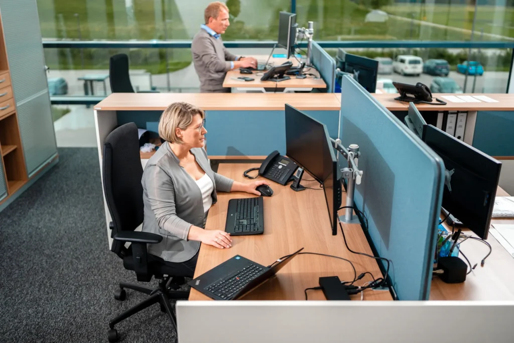 Buero Mitarbeiter Nowofol Jpg Ein Mitarbeiter im Büro