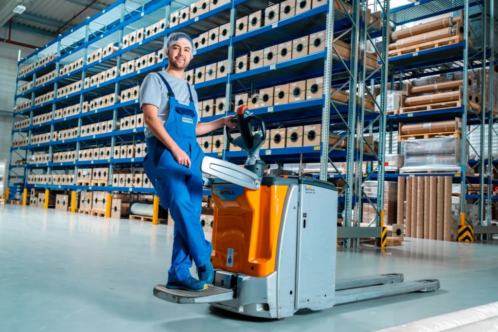 Lager Mitarbeiter Nowofol Jpg Ein Mitarbeiter im Lager